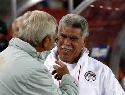 حديث ودي بين شحاتة وليبي