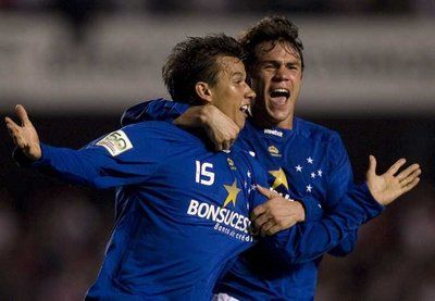 فرحة هنريكو لاعب كروزيرو (اليسار) بتسجيل هدف في ساوبالو