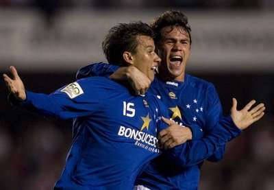 فرحة هنريكو لاعب كروزيرو (اليسار) بتسجيل هدف في ساوبالو