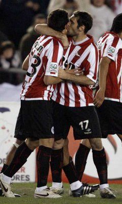 فرحة لاعبي إستوديانتيس بتسجيل هدف في ديفينسور 