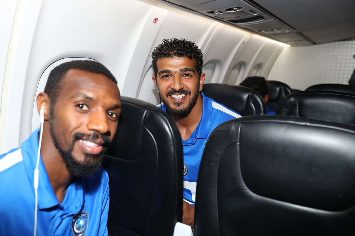 لاعبا الهلال في الطائرة خلال رحلة الفريق إلى الدوحة