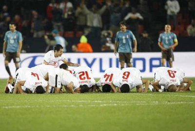 سجدات المصريين شكرا لهدف حمص