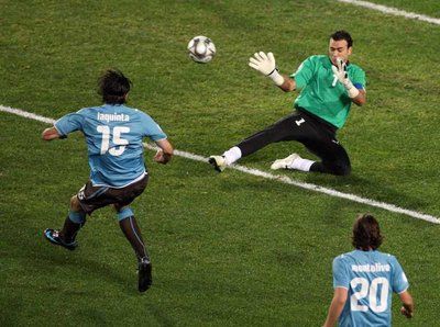 الحضري يتصدى لهدف إيطالي محقق