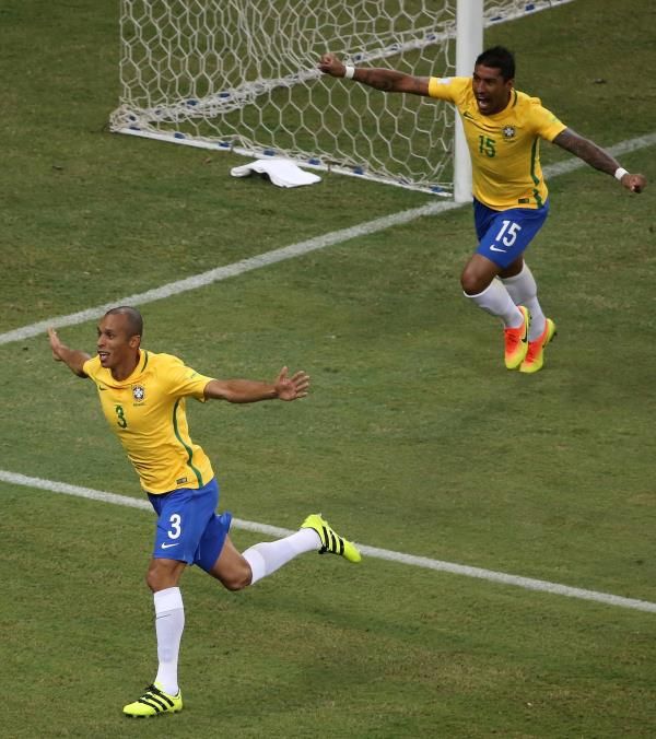 ميراندا محتفلًا بهدفه على كولومبيا