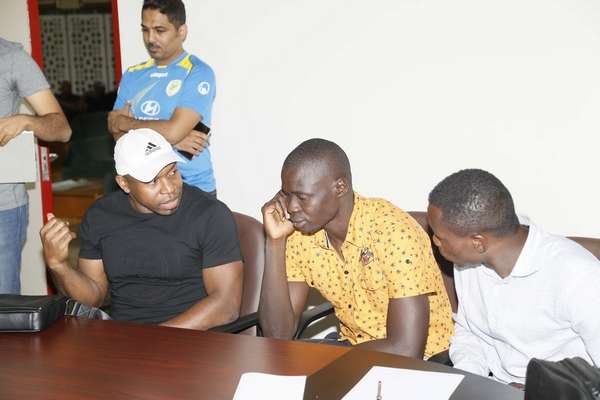 بوبا وشقيقه ووكيل أعماله في اجتماع الأمس