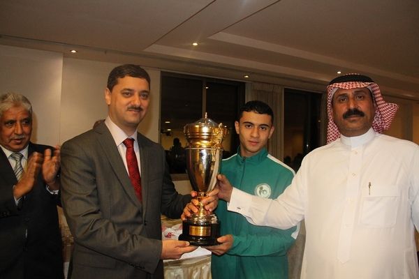 ال عجيان يتسلم كأس البطولةالعربية للشباب