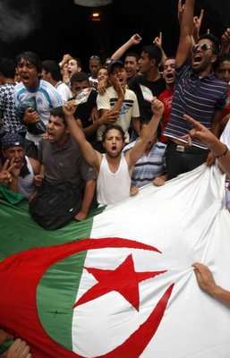 الجماهير الجزائرية تحتفل بالفوز على زامبيا