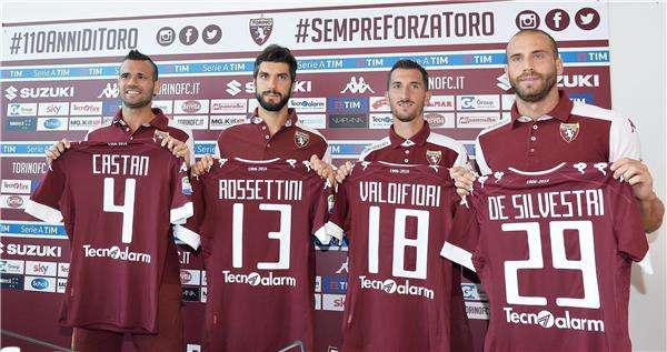 كاستان (أول يسار)