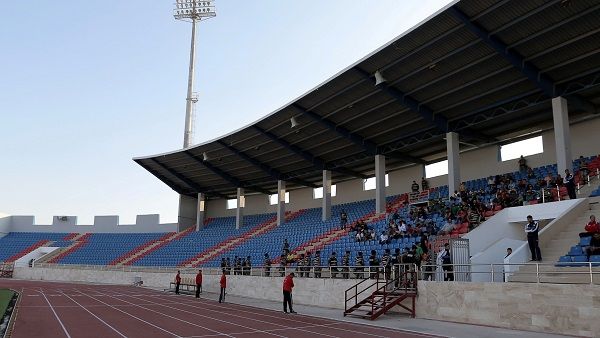 المدرجات خاوية إلا من حضور قليل