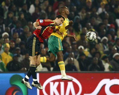 الاسباني الفارو اربيلاو في صراح على الكرة مع الجنوب افريقي برنارد باركر