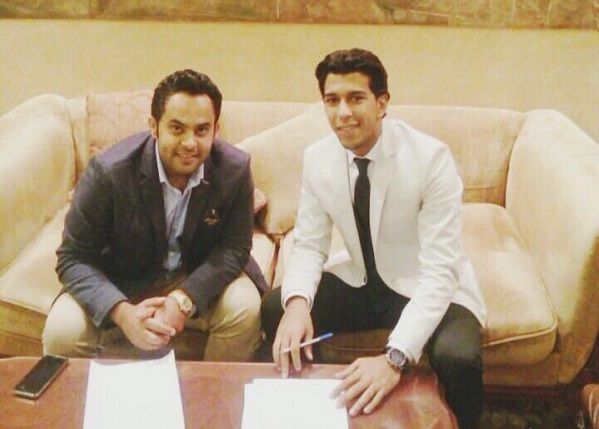 لحظة توقيع اللاعب 