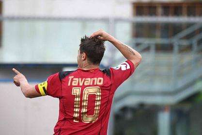 تافانو نجم ليفورنو يحتفل بالهدف الاول