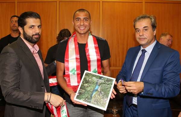 تريزيجيه مكرما من رئيس شركة "ارابيكا سبورت" عدنان ياسين في مطار بيروت اليوم الجمعة