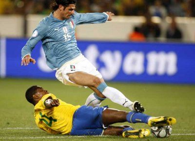 جوان يتدخل بقوة على المهاجم الإيطالي ياكوينتا