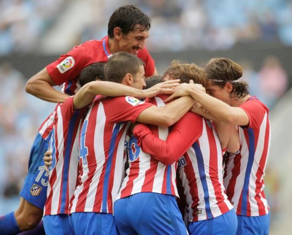 لاعبو أتلتيكو مدريد يحتفلون بأحد الأهداف الأربعة