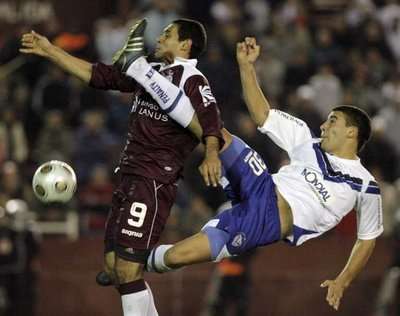 اوتاميندي مدافع فيليز الدولي يحاول ايقاف هداف لانوس خوسيه ساند