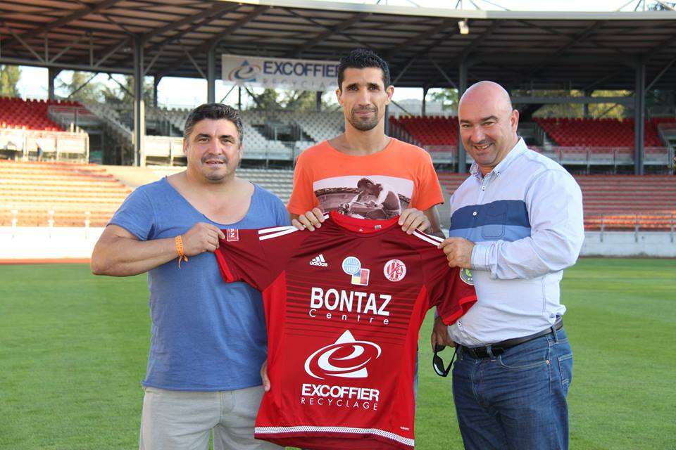 نسيم أكرور مع فريقه الجديد