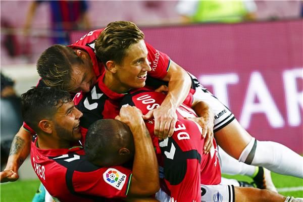 لاعبو ألافيس خلال مباراة برشلونة