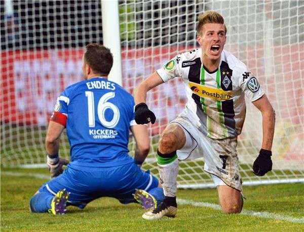 هيرمان (يمين)