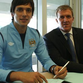 روكـي سانتـا كـروز أثناء توقيع العقد مع المان سيتي