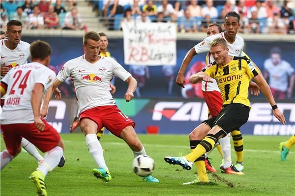 كلوسترمان اثناء مشاركته في مباراة بوروسيا دورتموند