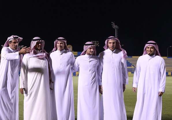 مدرب ومحترفو النصر بالزي السعودي
