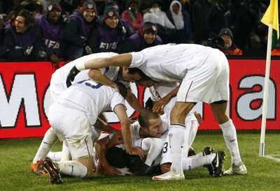 فرحة المنتخب الأميريكي بالهدف الثاني في مرمى المنتخب الأسباني