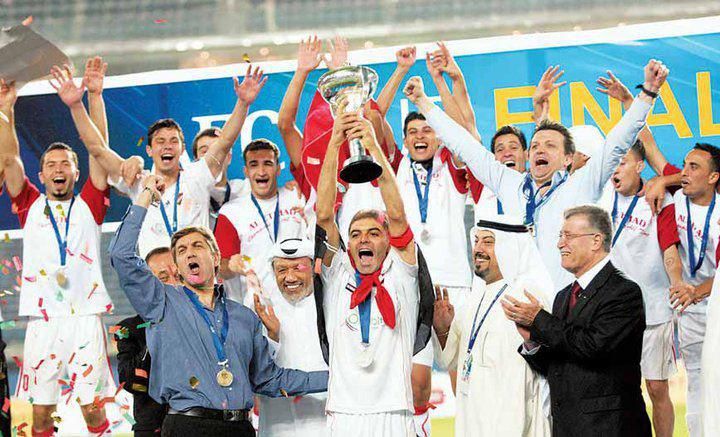 مجد حمصي يرفع كاس الاتحاد الاسيوي 2010