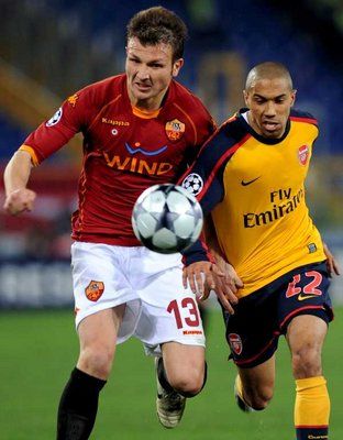 ماركو موتا في صراع على مع نجم آرسنال كليتشي