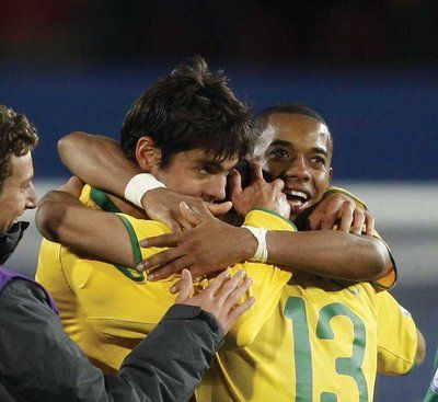 ألفيس محتفلا مع زملائه بالهدف الذي منح البرازيل التأهل