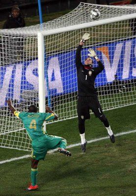 الحارس البرازيلي تألق أمام محاولات أصحاب الأرض