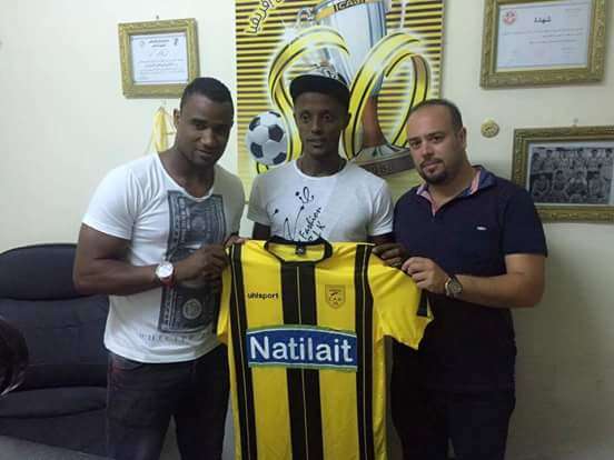 أثناء توقيع العقود