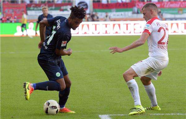 ديدافي (يسار)