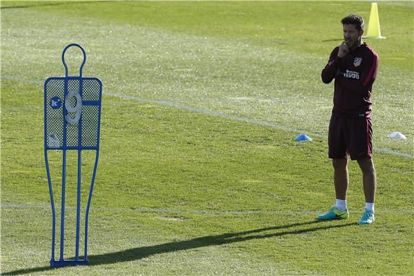 سيميوني فى تدريبات أتلتيكو مدريد اليوم