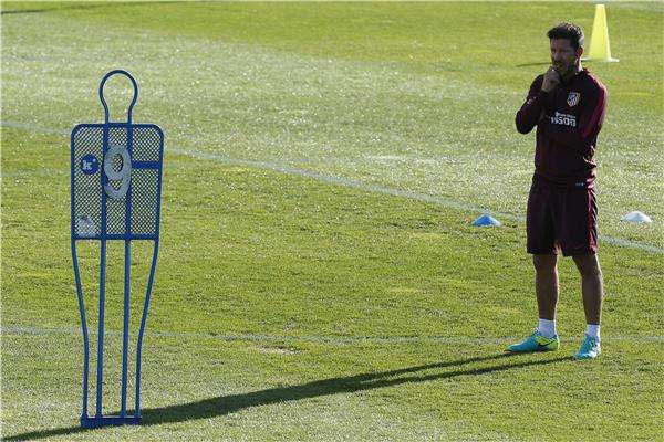 سيميوني فى تدريبات أتلتيكو مدريد اليوم