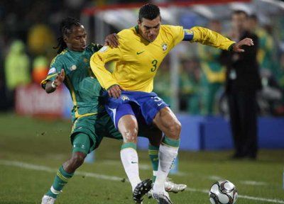 لوسيو قائد المنتخب البرازيلي في نصف نهائي كأس القارات أمام جنوب أفريقيا