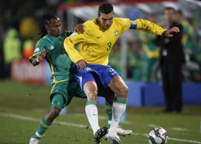 لوسيو قائد المنتخب البرازيلي في نصف نهائي كأس القارات أمام جنوب أفريقيا