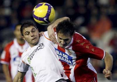 جارسيا في صراع على الكرة مع خواكين