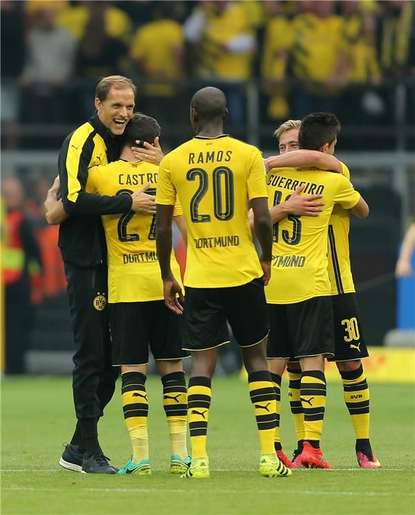 فرحة توخيل مع لاعبي بوروسيا دورتموند