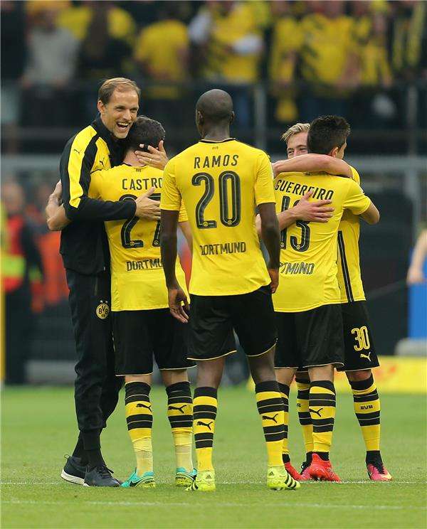 فرحة توخيل مع لاعبي بوروسيا دورتموند