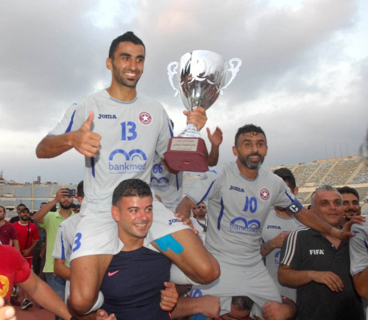 المغربي على أكتاف جماهير النجمة بعد تسجيله هدفي الفوز بكأس السوبر 