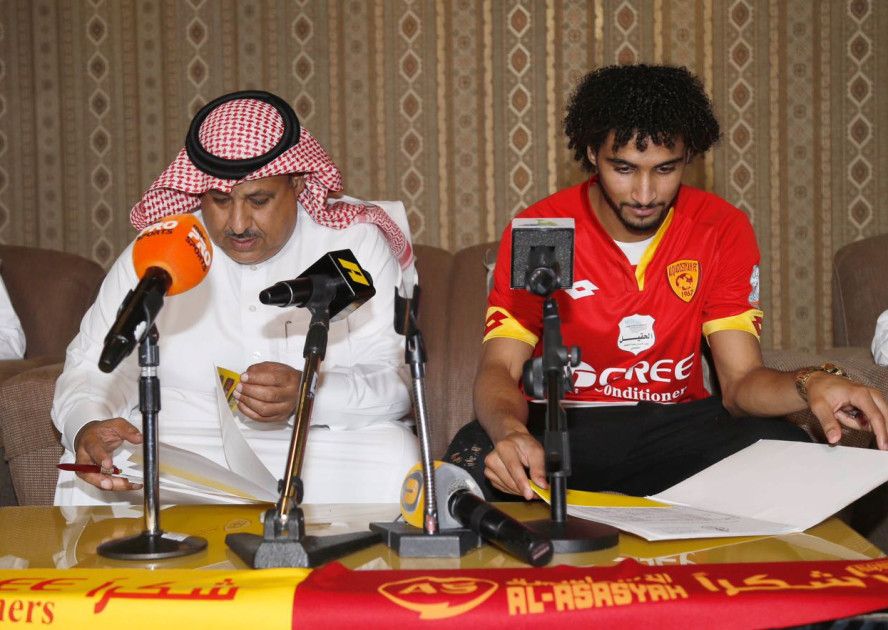 عبدالرحمن العبيد أثناء توقيعه العقد