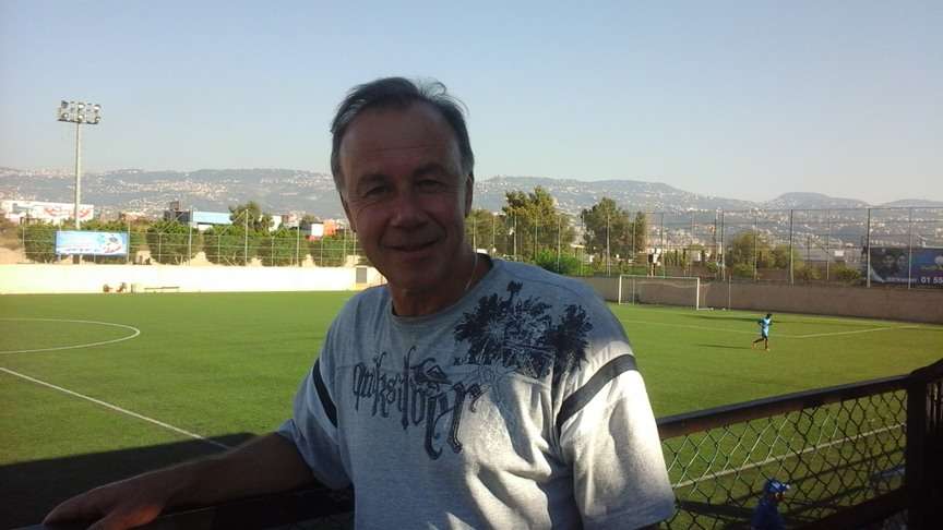 جاسبارت مبتسماً لعدسة "كووورة" في ملعب نادي العهد