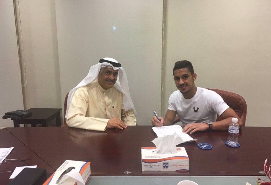 عمر الحبيتر أثناء توقيعه للعقد