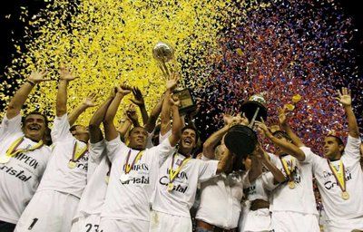 لاعبو كالداس يحتفلون بالكاس