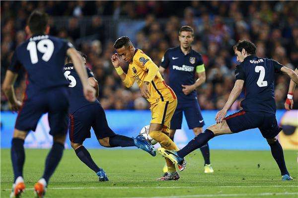 نيمار في مواجهة لاعبي أتلتيكو مدريد