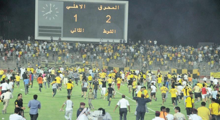 جماهير الأهلي أقتحمت الملعب  في النهائي