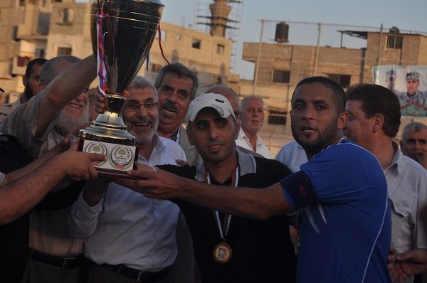 السباخي لاعب شباب رفح يرفع كأس البطولة 