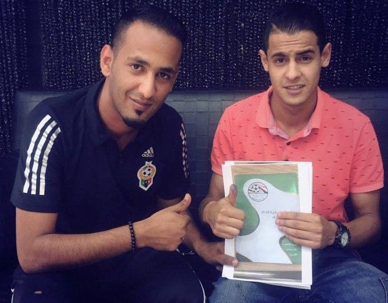  أحمد بالحسن على اليمين مع وكيل اعماله عبد المنعم الدرسي