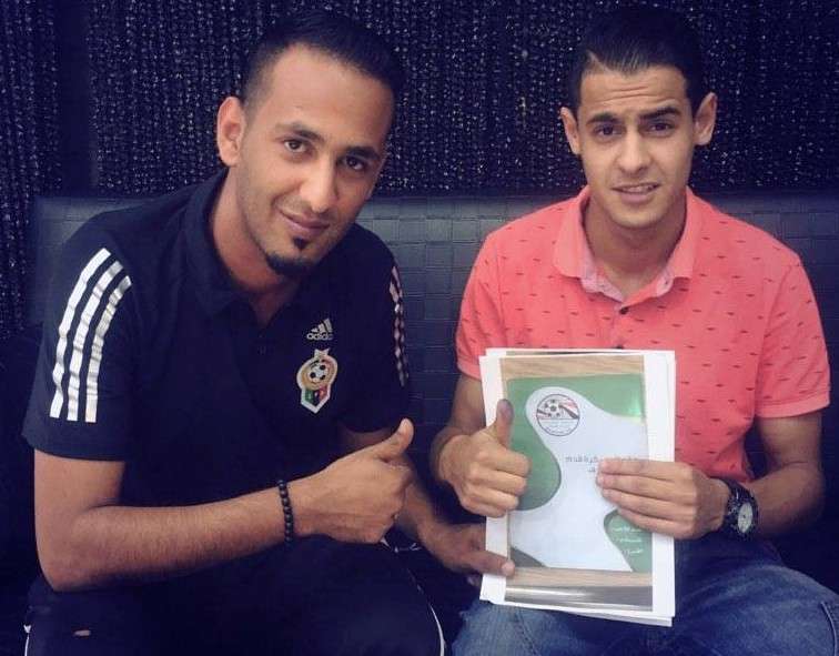  أحمد بالحسن على اليمين مع وكيل اعماله عبد المنعم الدرسي